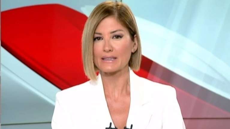 &quot;Γκάφα&quot; της Τζίμα στο δελτίο: Εβγαλε τσιγάρο και πήγε να καπνίσει, δεν ήξερε ότι είναι στον αέρα [βίντεο]