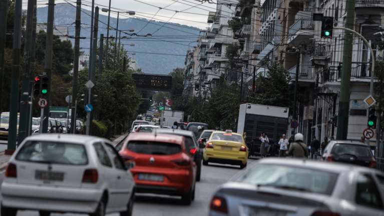 Τρακάρισμα στην περιφερειακή Υμηττού - Μποτιλιαρισμένος ξανά και ο Κηφισός - Δείτε live την κίνηση