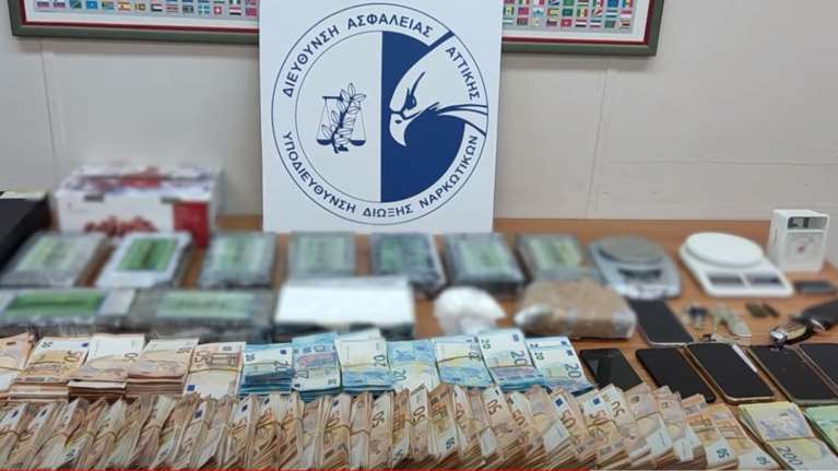 Μανάβης στον Πειραιά εγκέφαλος σπείρας κοκαΐνης στα νότια προάστια - Βρέθηκαν 11 κιλά κρυμμένα σε κούτες με μπανάνες [εικονες -βίντεο]