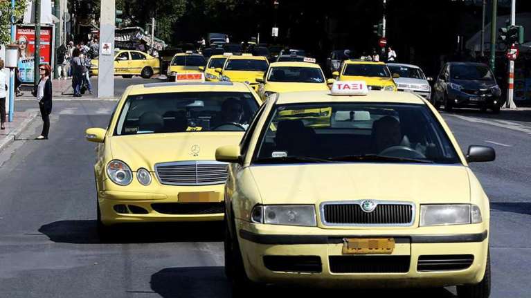 &quot;Κορονο-αντάρτικο&quot; ταξιτζήδων: Αντιδρούν έντονα στη μεταφορά ενός πελάτη ανά ταξί
