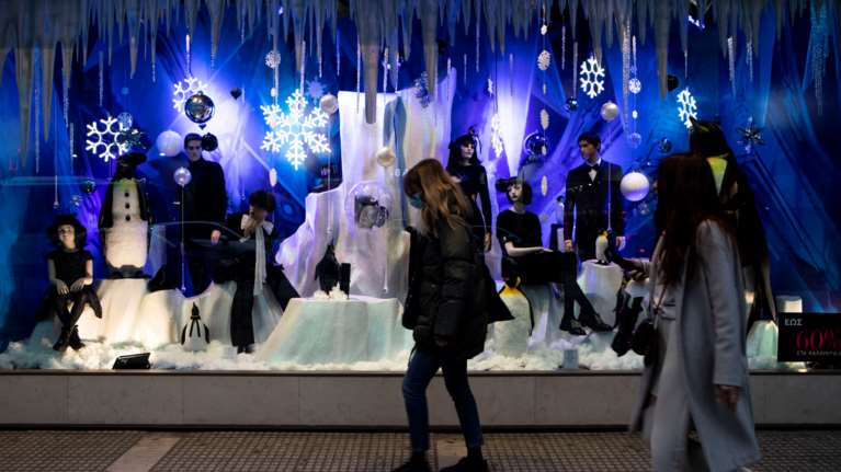 Θεσσαλονίκη: &quot;Σπάνε&quot; τα τηλέφωνα για το ρεβεγιόν των Χριστουγέννων - Αυξήθηκαν οι εμβολιασμένοι πελάτες