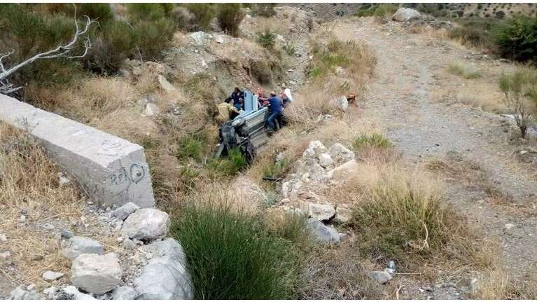 Σε χαντάκι δέκα μέτρων αυτοκίνητο με τουρίστες στην Κρήτη - Εικόνες