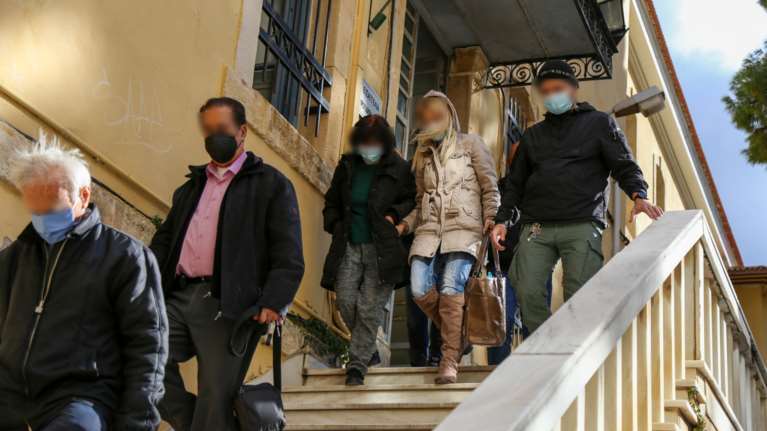 Γηροκομείο - κολαστήριο: Το κατηγορητήριο &quot;κόλαφος&quot; με τα ανήκουστα βασανιστήρια - Τους μπούκωναν φαγητό μέχρι να πνιγούν