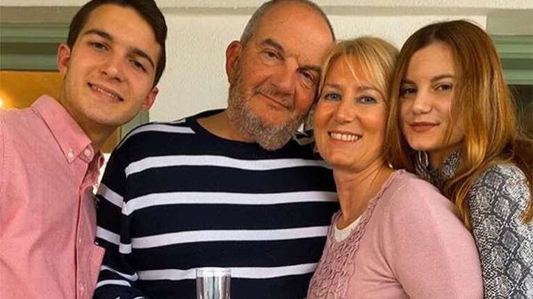 Αλλος άνθρωπος ο Κώστας Καραμανλής - Αδύνατος και με μούσι στα γενέθλια της Νατάσας Παζαΐτη