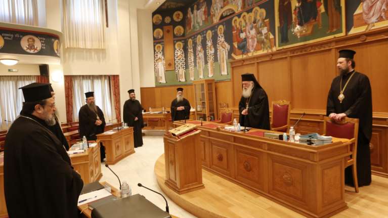 Επίθεση Ιεράς Συνόδου στους δημοσιογράφους: Απολίτιστοι και νευρωτικοί, θέλουν να απαγορεύσουν τη Θεία Κοινωνία