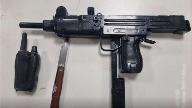 Κυκλοφορούσε στην Ομόνοια με ρέπλικα αυτόματου όπλου και ασύρματο: Συνελήφθη 36χρονος