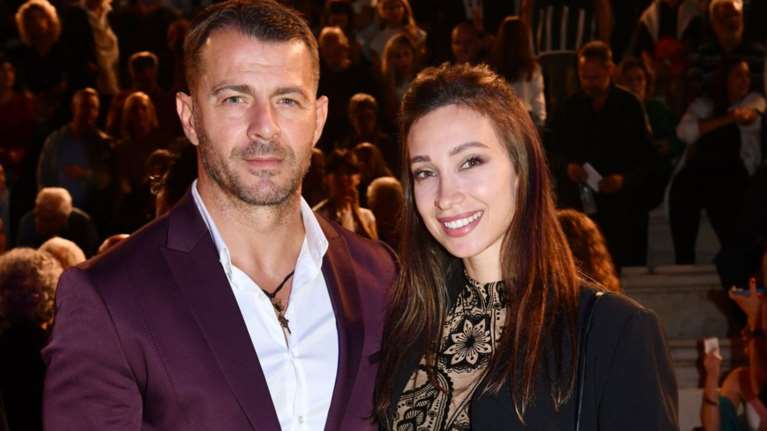 Γιώργος Αγγελόπουλος και Δήμητρα Βαμβακούση: Ανοίγουν το αρχοντικό σπίτι τους - Άναψαν το τζάκι