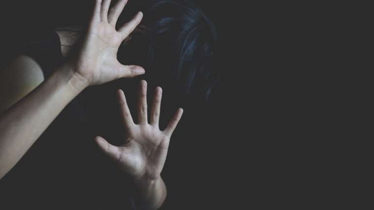 Σκόπελος: 49χρονος χτυπούσε τη σύζυγό του στη μέση του δρόμου - Τον κατήγγειλε αυτόπτης μάρτυρας