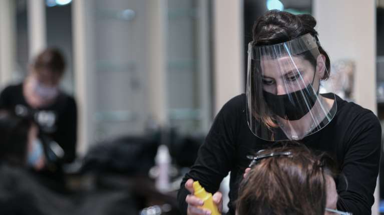 Επιασαν δουλειά τα κομμωτήρια: Από την υγειονομική βόμβα με τους &quot;κομμωτές με τα βαλιτσάκια&quot;...στο άνοιγμα [εικόνες]