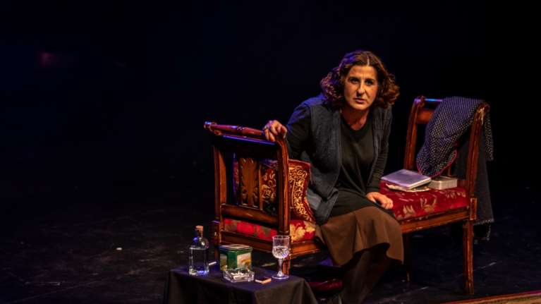 "Ρόζα Εσκενάζυ, η Βασίλισσα του Ρεμπέτικου" επιστρέφει στο Θέατρο Αλκμήνη