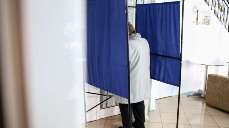 Σενάρια για πρόωρες εκλογές με άλλο εκλογικό σύστημα- Πώς ξεκίνησαν, πώς απαντά η κυβέρνηση