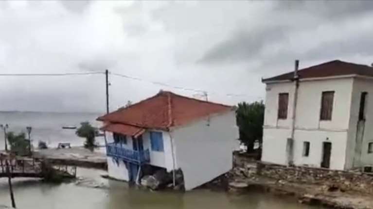 Κακοκαιρία Daniel - Εικόνα που σοκάρει: Τα ορμητικά νερά παρέσυραν σπίτι - &quot;Ξεκόλλησε&quot; από τα θεμέλια