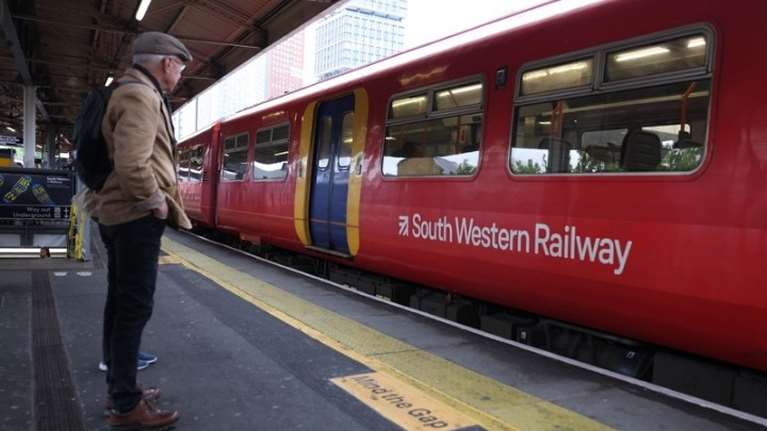 Η Βρετανία επανακρατικοποιεί τους σιδηροδρόμους: "Αντίο σε 30 χρόνια αναποτελεσματικότητας, σπατάλης και απογοήτευσης"