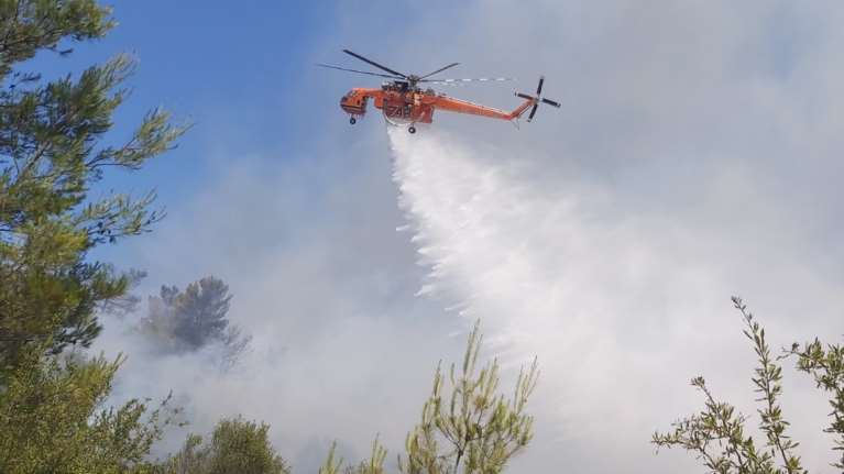 Κρήτη - Συναγερμός στην Πυροσβεστική: Εξαπλώνεται η φωτιά στην Κάνδανο Χανίων