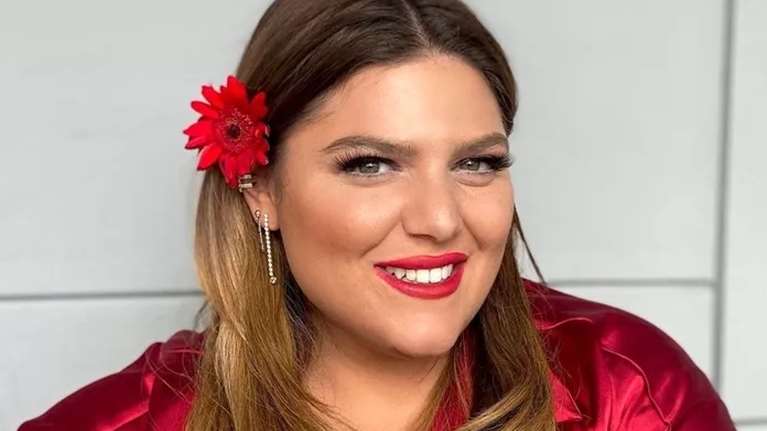 Ψηλόμεσο σορτς και ψηλοτάκουνα πέδιλα: Το καλοκαιρινό outfit που επέλεξε η Δανάη Μπάρκα για τη συναυλία του συγκροτήματος &quot;Melisses&quot;