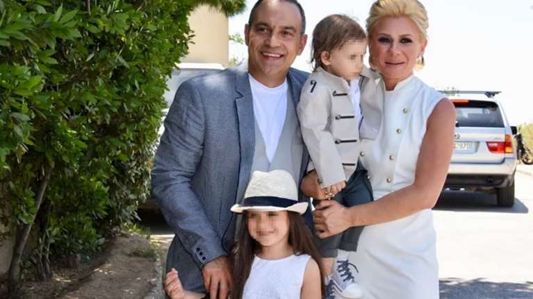 Πανέμορφο παρανυφάκι η Αέλια Κατσούλη: Στον γάμο του Δημήτρη Μακαλιά και της Αντιγόνης Ψυχράμη