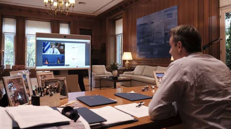 Τηλεδιάσκεψη φον ντερ Λάιεν-Μητσοτάκη την Πέμπτη, μετά την αναβολή του ταξιδιού της στην Ελλάδα λόγω κορονοϊού