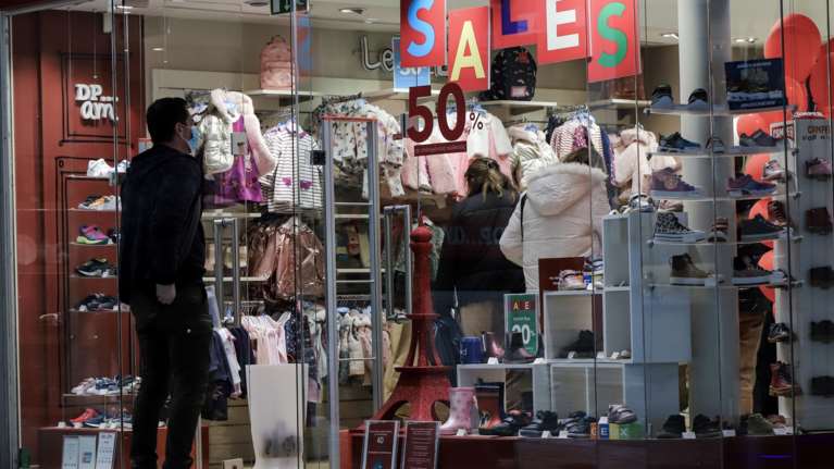 Χειμερινές εκπτώσεις: Ξεκινήσουν επίσημα τη Δευτέρα - Οι Κυριακές που τα καταστήματα θα ανοίξουν τον Ιανουάριο