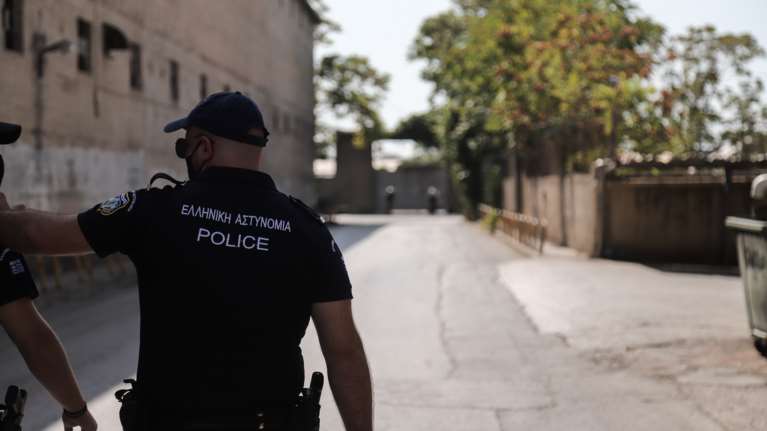 Απίστευτο περιστατικό στην Κρήτη: Φωτογράφος έφαγε το ξύλο της... χρονιάς του όταν ασέλγησε σε βάρος 18χρονης