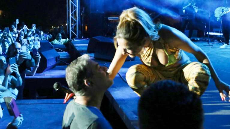 Δέσποινα Βανδή - Βασίλης Μπισμπίκης - Εσκυψε και τον φίλησε στη συναυλία της: &quot;Γεια σου, μωρό μου&quot;  [Εικόνες]