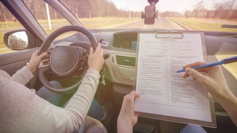 Κορονοϊός: Μαθήματα και εξετάσεις οδήγησης με μάσκες, γάντια και ανοιχτά παράθυρα