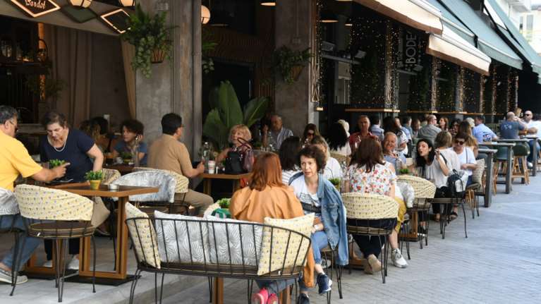 Επικίνδυνη χαλάρωση: Ένας στους 3 Έλληνες δεν ανησυχεί για τον κορονοϊό, μόνο 4 στους 10 τηρούν μέτρα προφύλαξης