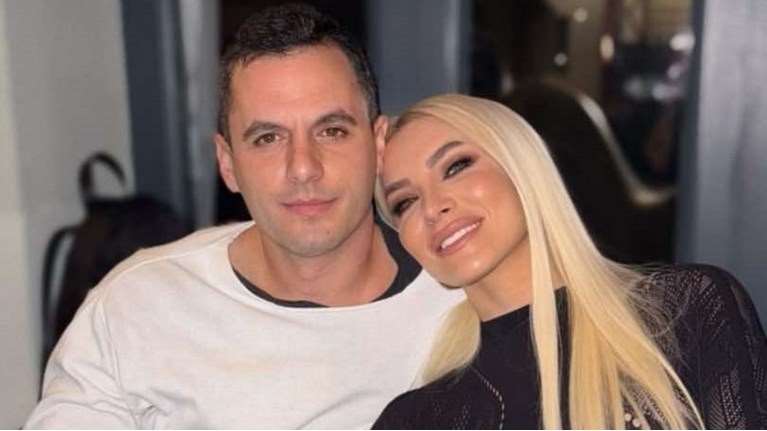 Ο Παναγιώτης Κουτσουμπής μοιράστηκε μια νέα φωτογραφία από το στολισμένο σαλόνι του σπιτιού της Κατερίνας Καινούργιου