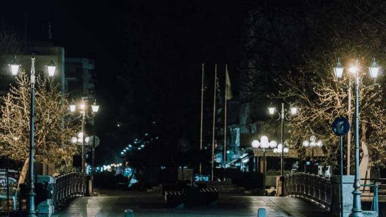 Πόλη φάντασμα τα Τρίκαλα τη νύχτα - Συγκλονιστικές φωτό