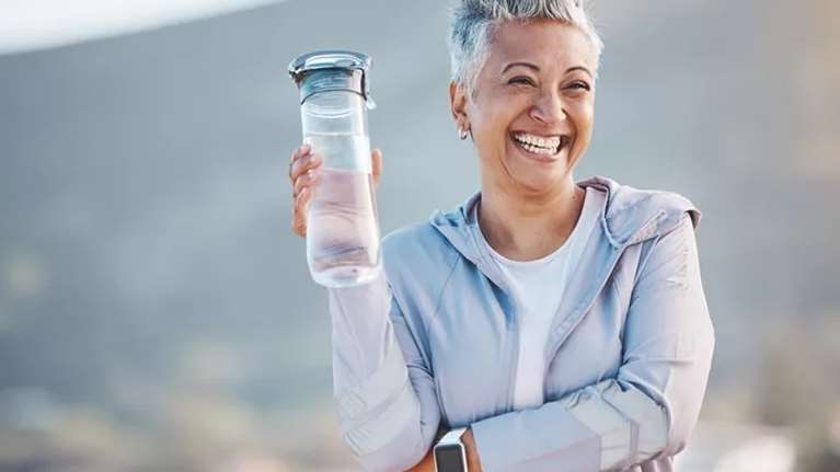 7 τρόποι για να λεπτύνεις τη μέση σου μετά τα 50