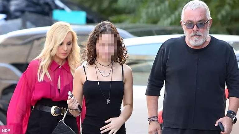 Η Ηλέκτρα Λύρα με μεταλιζέ φόρεμα στο πάρτι γενεθλίων της: Με την Πέγκυ Ζήνα και τον Γιώργο Λύρα στο πλευρό της