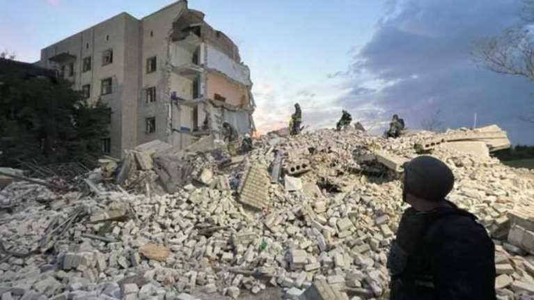 Ουκρανία: Ρωσικές ρουκέτες έπληξαν πενταώροφο κτίριο κατοικιών - Έξι νεκροί, φόβοι για δεκάδες εγκλωβισμένους