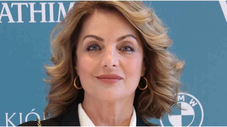 Η Άντζελα Γκερέκου υιοθέτησε το νεανικό makeup trend που λίγες γυναίκες άνω των 60 θα τολμούσαν