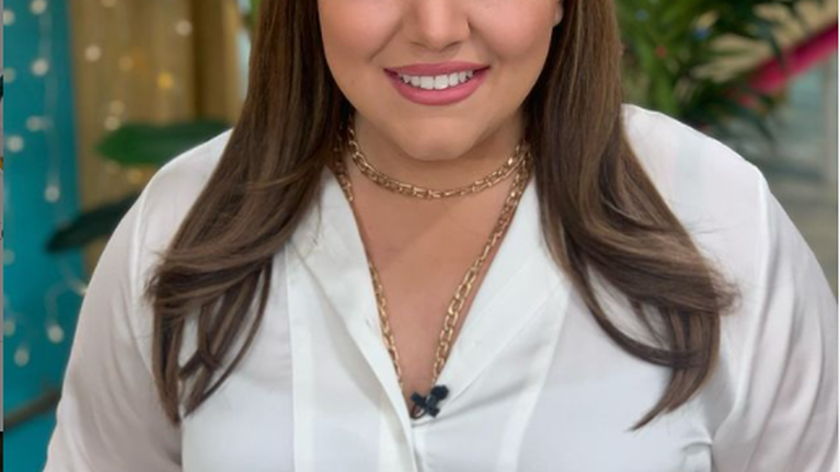 Και η Δανάη Μπάρκα φόρεσε το χρώμα της σεζόν: Το μακρύ φόρεμα Zara για casual στυλ