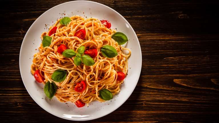 Η τεμπέλικη μακαρονάδα με την πιο γρήγορη σάλτσα - Ελαφριά, έτοιμη σε 7 λεπτά