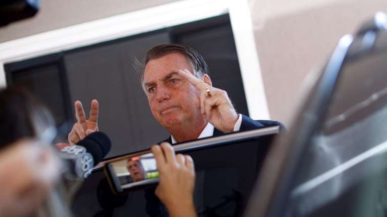 Ζαΐχ Μπολσονάρου: Με βραχιολάκι ο πρώην πρόεδρος της Βραζιλίας – Έφοδο στο σπίτι του έκανε η αστυνομία