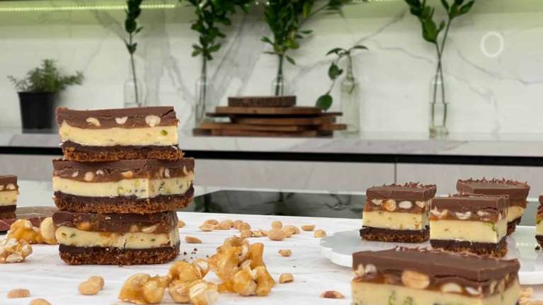 Δροσερό γλυκό ψυγείου με 3 σοκολάτες και αλατισμένη καραμέλα, έτοιμο σε 30 λεπτά