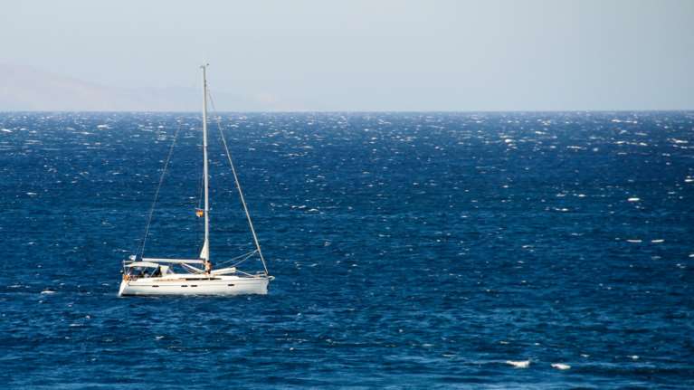 Ακυβέρνητο ιστιοφόρο με 8 επιβαίνοντες μεταξύ Κύθνου και Σύρου
