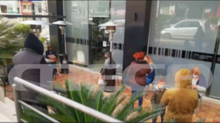 Χαμός σε έλεγχο σε γνωστό κομμωτήριο: Έκρυψαν πελάτισσες με τα αλουμινόχαρτα στα μαλλιά