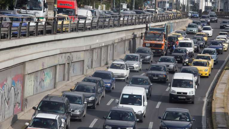 Μεγάλο μποτιλιάρισμα στην Κηφισίας - Τροχαίο με βαν και ΙΧ στον Φάρο του Ψυχικού