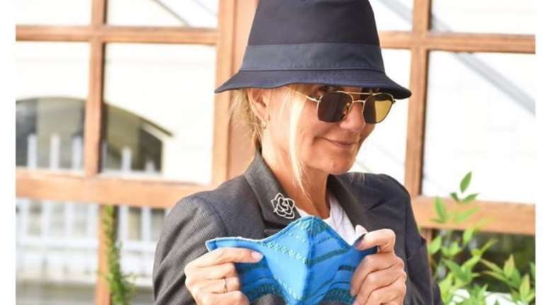 Η Μαρέβα Μητσοτάκη ποζάρει με τη μάσκα που φτιάχνει η εταιρεία της [εικόνα]