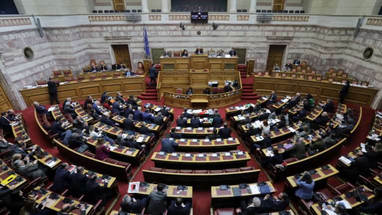 Κόντρα στη Βουλή για τα επεισόδια με τα ΜΑΤ στη Λέσβο