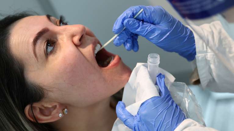 Deutsche Welle: Λίγα τα θετικά τεστ τουριστών με κορονοϊό που επιστρέφουν στην Γερμανία από την Ελλάδα