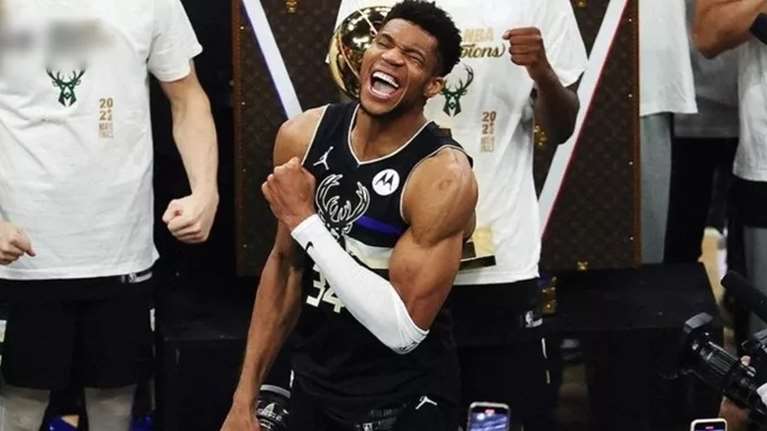 Ο Γιάννης Αντετοκούνμπο σκουπίζει το γήπεδο: Το βίντεο της Τζένης Μπαλατσινού με τη θριαμβευτική πορεία του Έλληνα σταρ