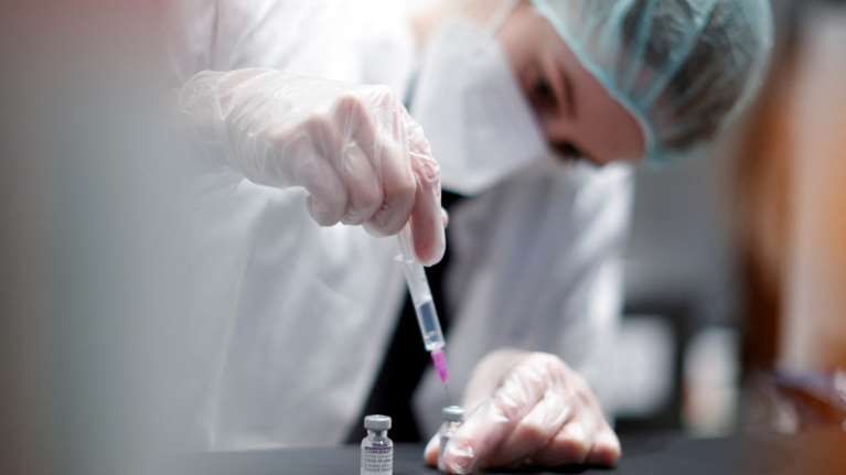 Kορονοϊός: Σε τι διαφέρουν τα δύο νέα εμβόλια από τα mRNA – Τι λένε επιστήμονες