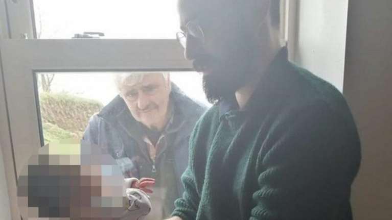 Κορονοϊός: Παππούς βλέπει για πρώτη φορά το εγγόνι του από το παράθυρο