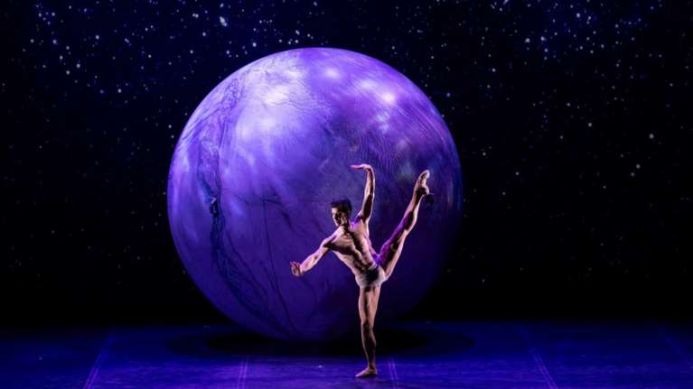 "Ο χορός του Γαλαξία": Η μεγαλειώδης παραγωγή του οίκου Pierre Cardin για μια βραδιά στην Αθήνα