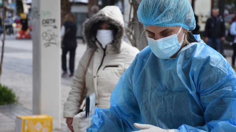 Κορονοϊός - ΠΟΥ: Τα κρούσματα μειώθηκαν κατά 16% και οι θάνατοι κατά 10% την περασμένη εβδομάδα