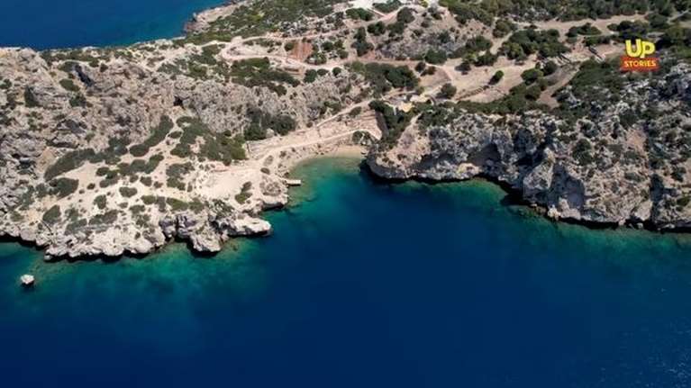 Βουτιά... στην ιστορία: Η μοναδική παραλία της Ελλάδας που βρίσκεται μέσα σε αρχαιολογικό χώρο [βίντεο]