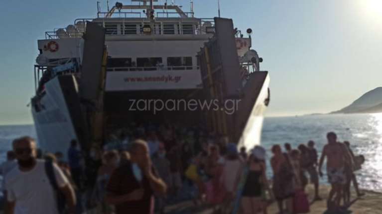 Κορονοϊός: Απίστευτος συνωστισμός σε πλοίο στα Σφακιά - Έμειναν και μέσα στα αυτοκίνητά τους