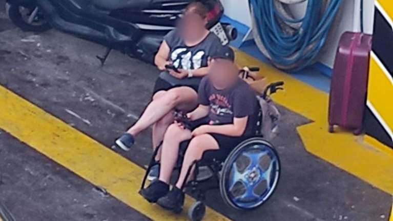 Αδιανόητη καταγγελία: Παιδί σε αμαξίδιο ταξίδεψε από τη Θάσο στο γκαράζ του πλοίου εν μέσω καύσωνα - Δεν υπήρχε ράμπα